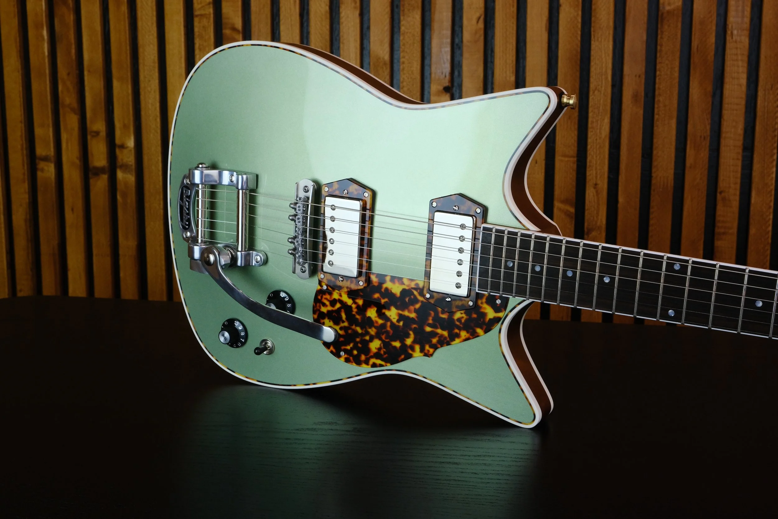 KM-42 【フリードリッチ・フィルイルム・クライン作】天然青瑪瑙カメオルース Metallic Dark Forest Green - Signature Model — Frank